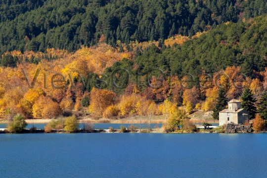 Η λίμνη Δόξα στα φθινοπωρινά της χρώματα